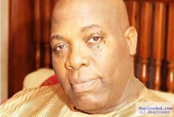 Doyin Okupe prostrate, kisses Obasanjo as he ask for forgiveness from the former President